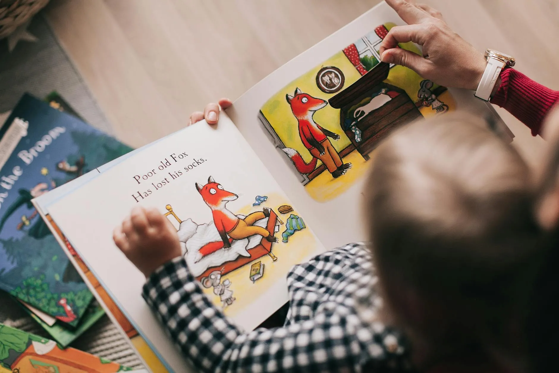 Bébé regardant un livre