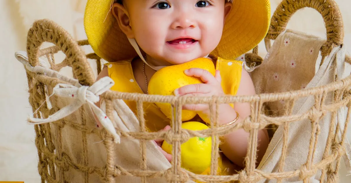 Main d'un nouveau-né agrippant un doigt