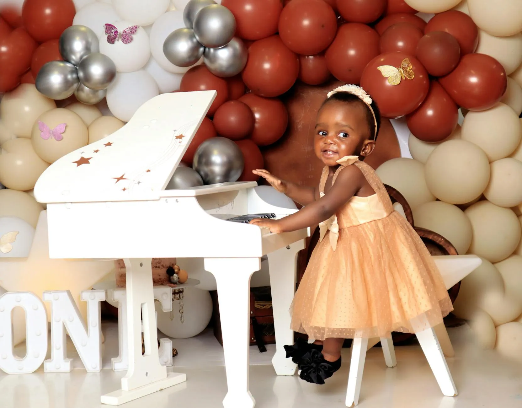 Bébé écoutant de la musique